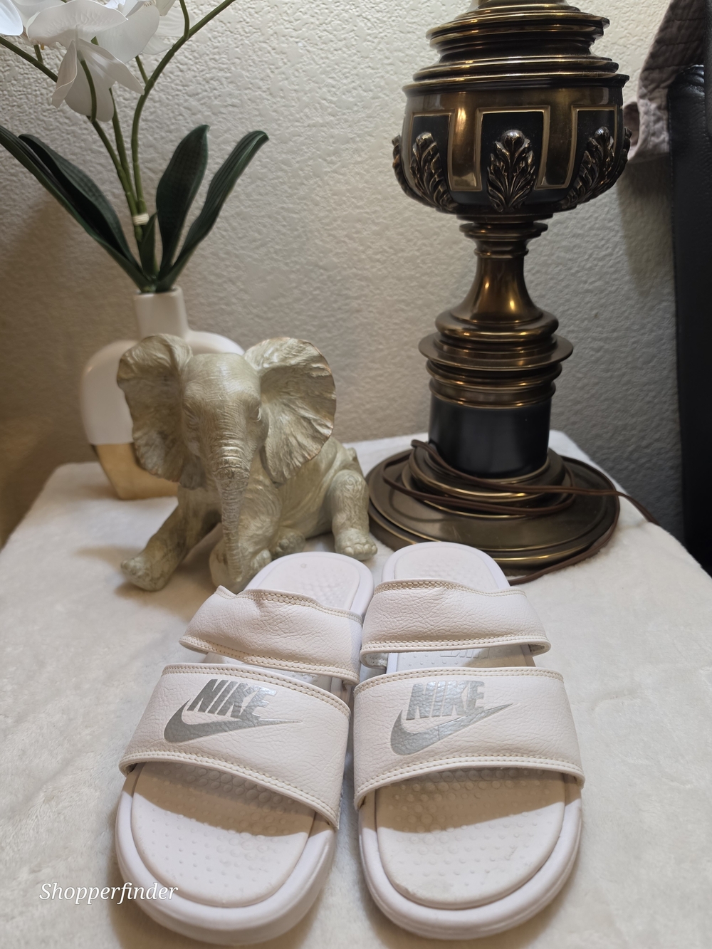 Nike Women's Benassi Duo Ultra Slides. Size 6